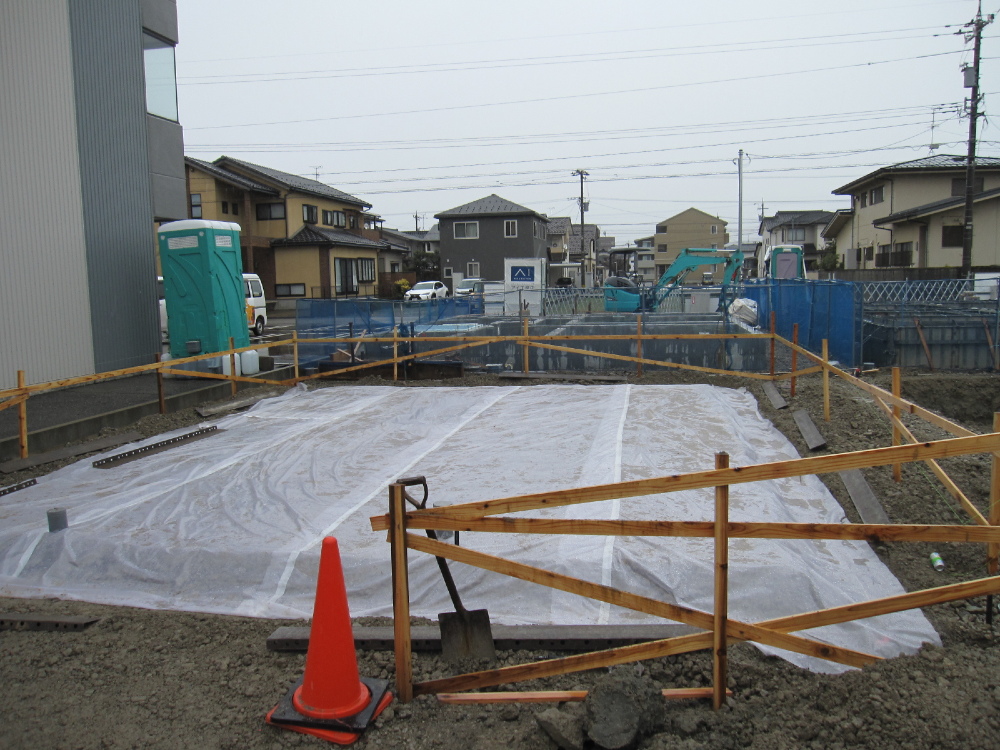 基礎工事：防湿シート