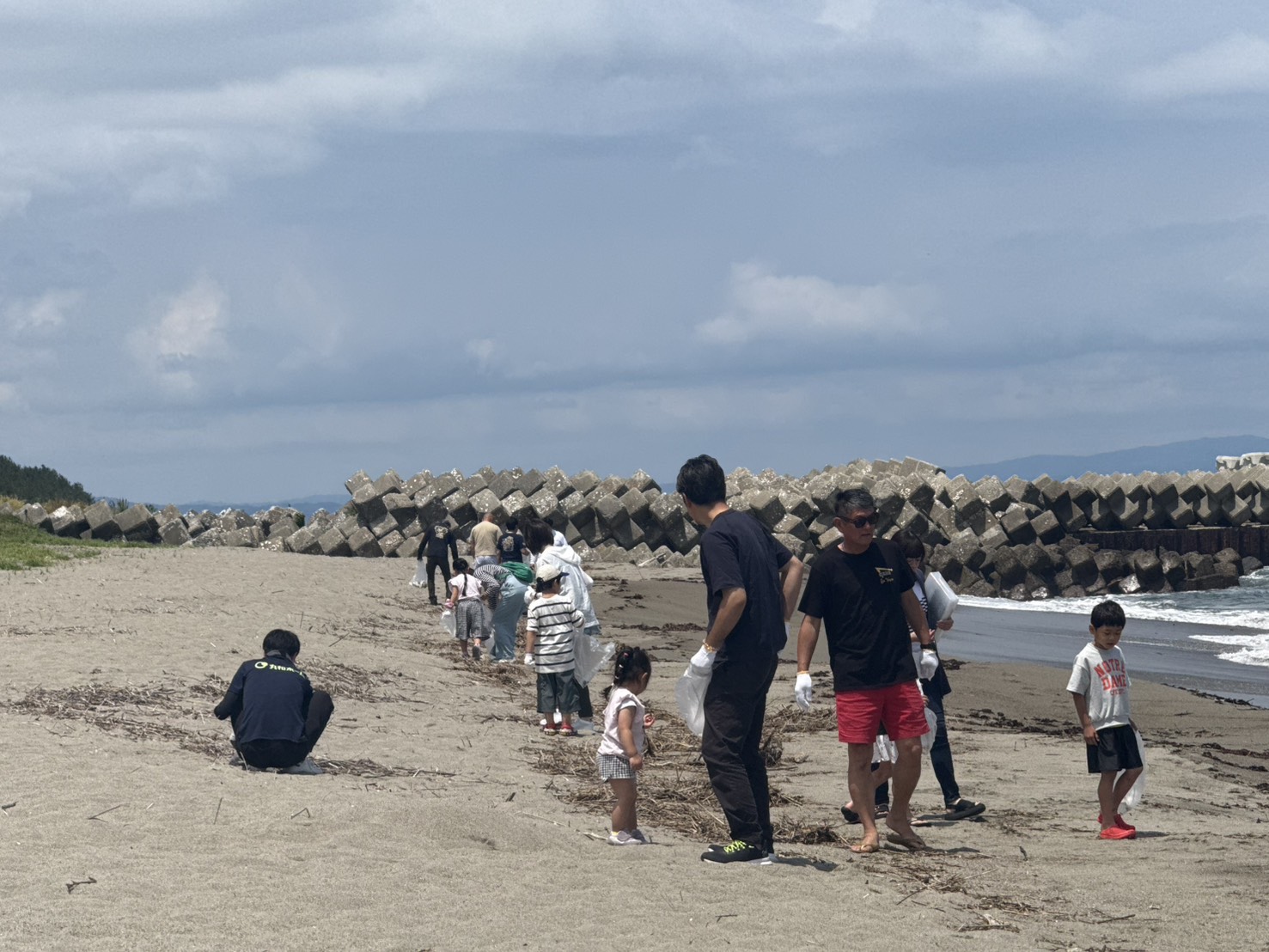 富山市の浜黒崎海岸で行われた海岸清掃活動の様子