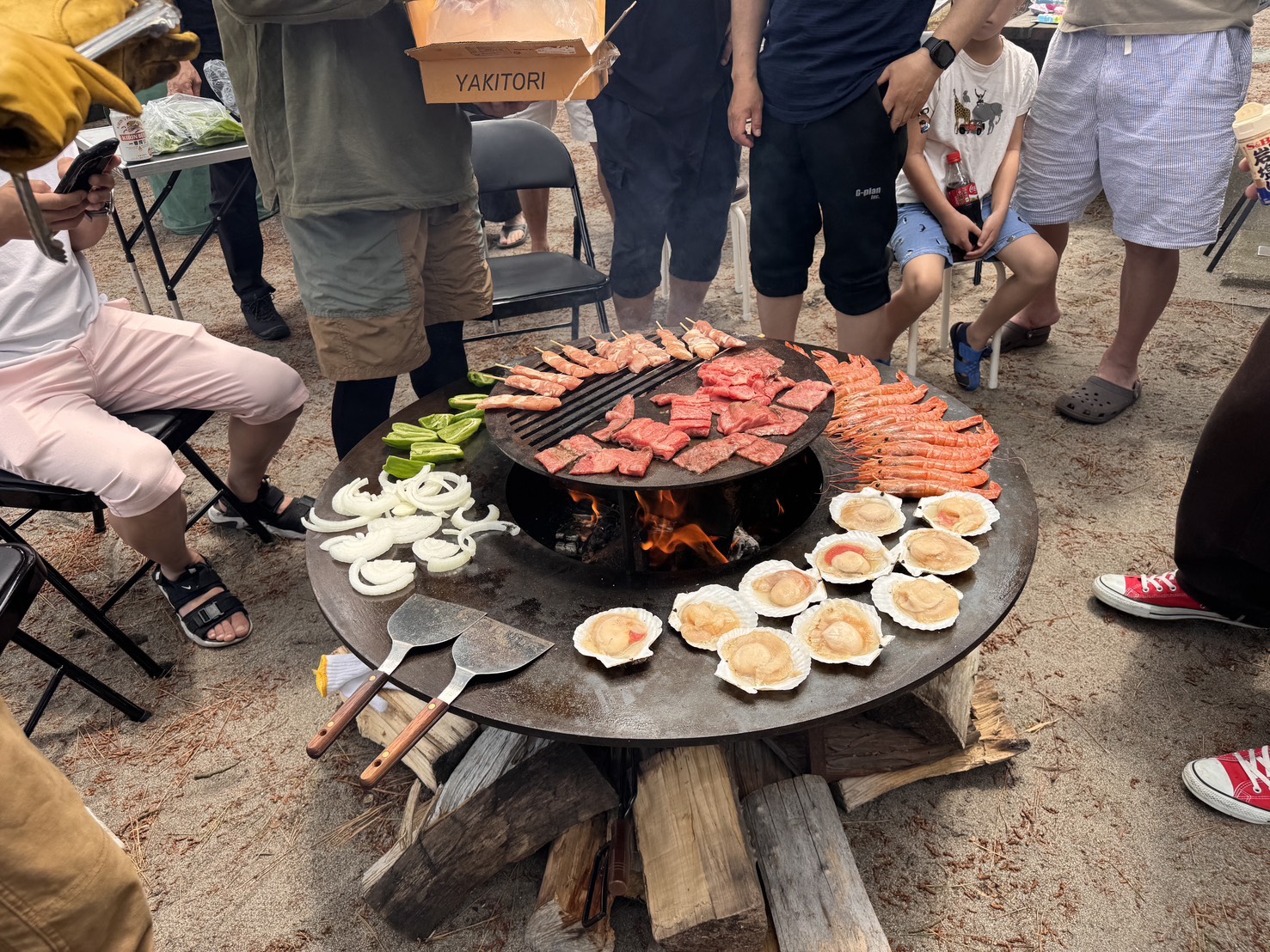 浜黒崎海岸清掃後にTKN会員と家族でBBQを楽しむ様子