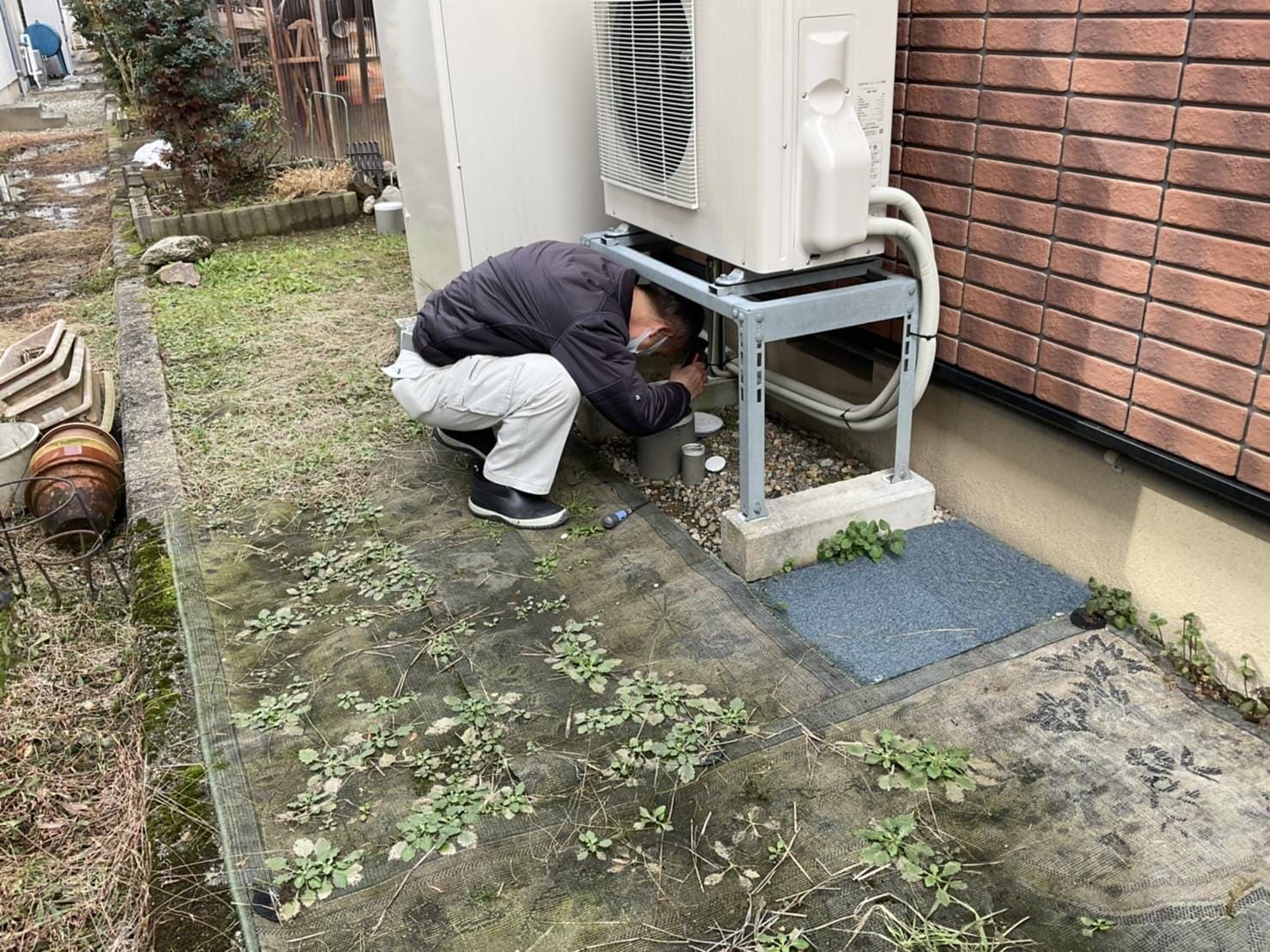 定期点検で外部配管を点検する様子